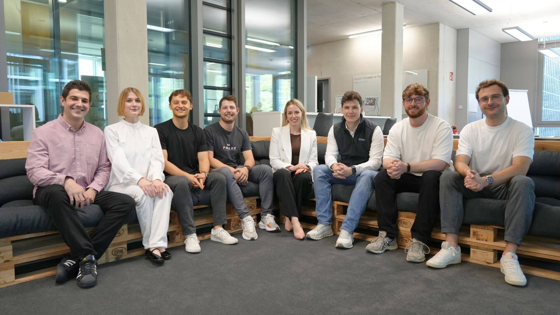 Die vier Gründerteams der Hohenlohe4Talents Pitch Runde 2025 sitzen gemeinsam auf eine Couch